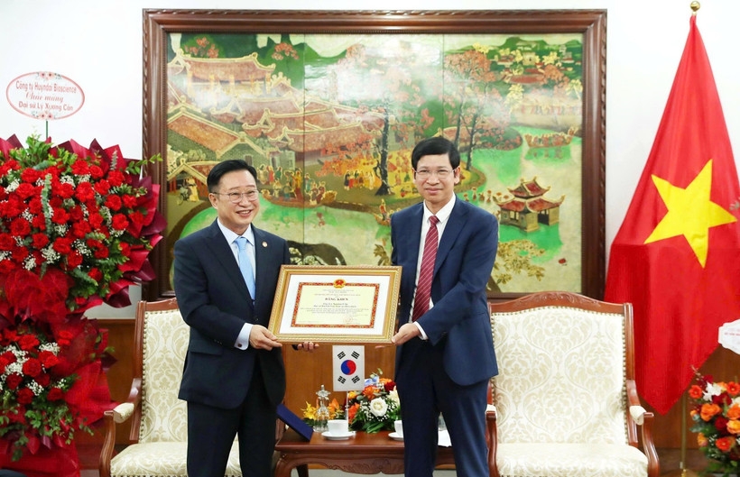 Vietnam’s Tourist Ambassador to RoK honoured for bridging travel cooperation